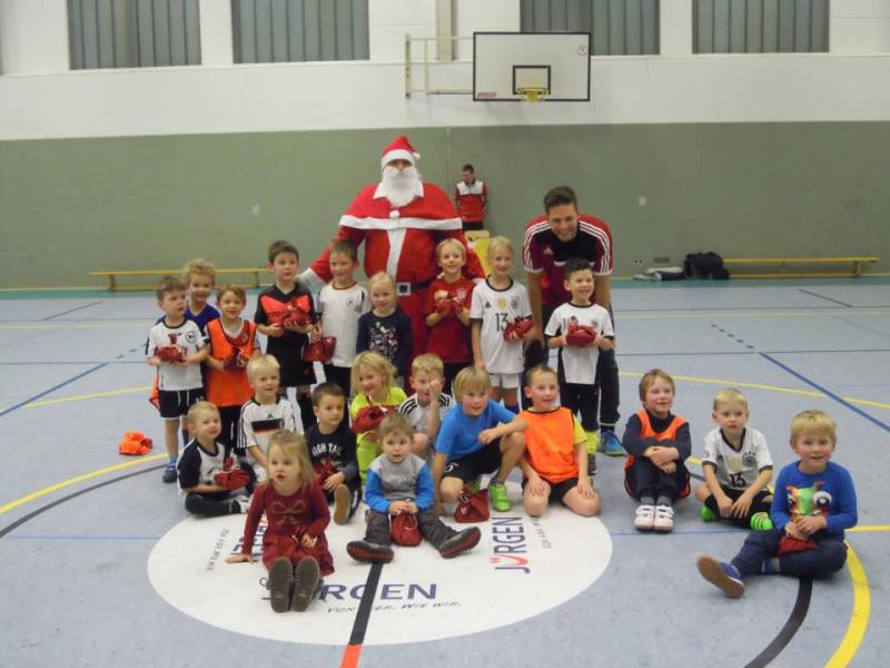 Der Nikolaus besucht die Minis beim Training