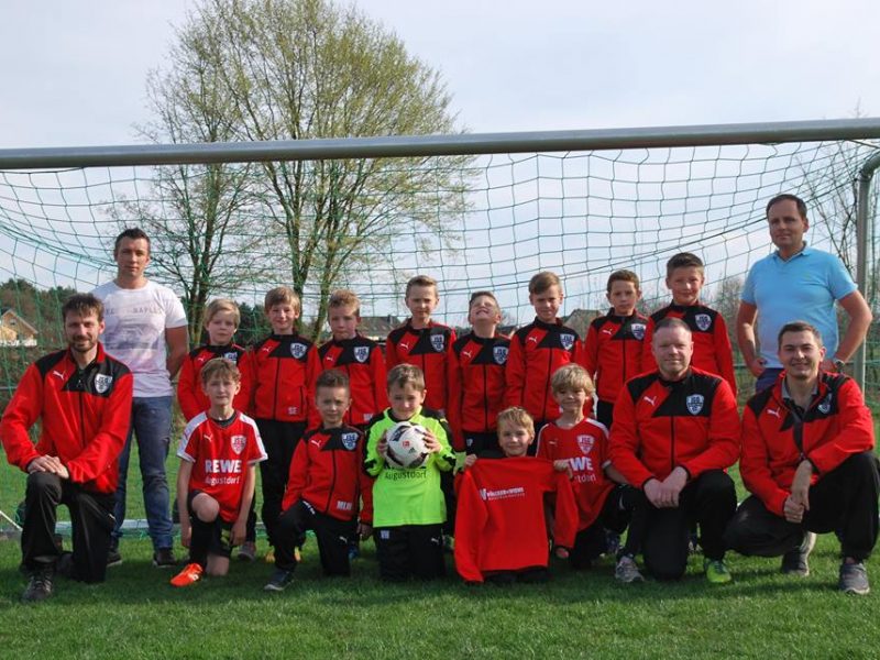 F-Junioren erhalten neue Trainingsanzüge!