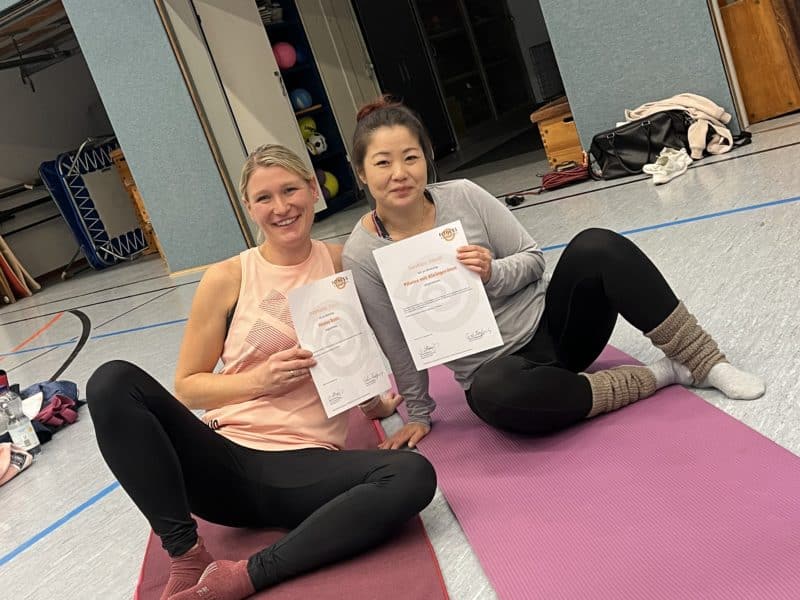 Zweite Trainerin im Pilates